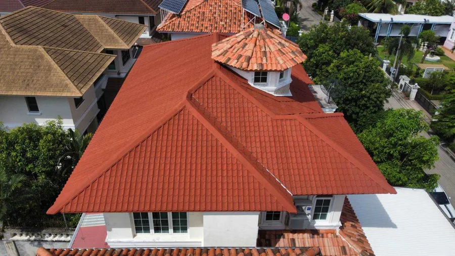 หลังคาลอนสเปนสีแดงมุมด้านข้าง