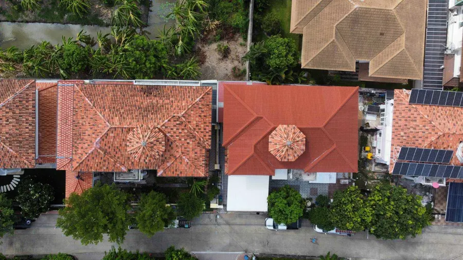 บ้านหลังคาลอนสเปนในย่านที่พักอาศัย